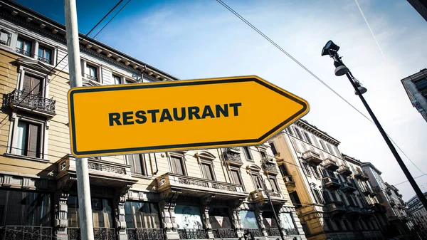 Уличный знак к ресторану — стоковое фото