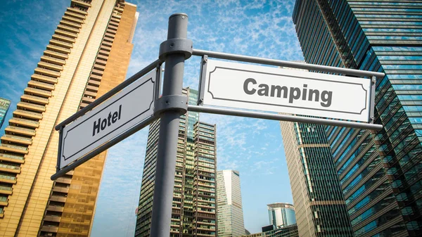 Straßenschild zu camping versus hotel — Stockfoto