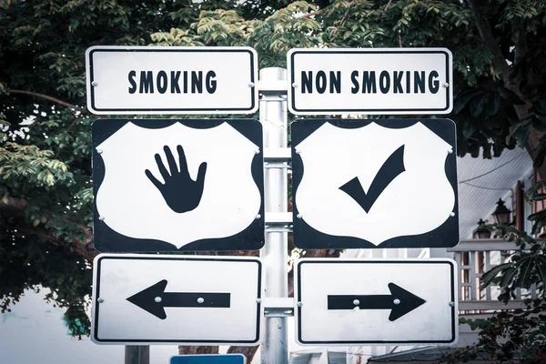Уличный знак "Курение против некурящих" — стоковое фото
