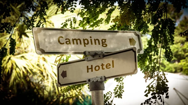Signe de rue au camping contre hôtel — Photo