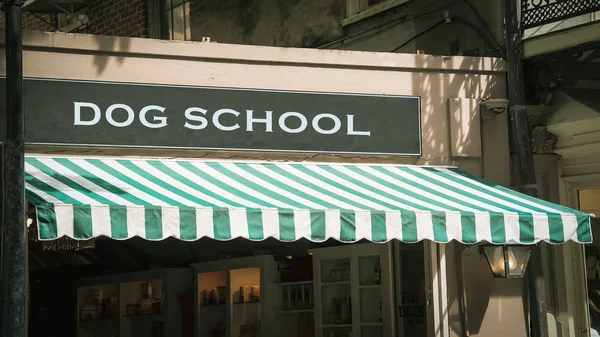 Sinal de rua para Dog School — Fotografia de Stock