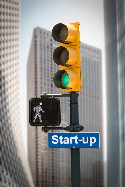 Sinal de rua para start-up — Fotografia de Stock