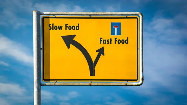 Utcanévtábla lassú, és a Fast Food — Stock Fotó