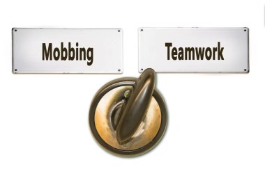 Mobbing VERSUS takım çalışması için sokak Işareti