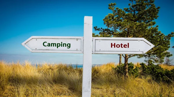 Señal de la calle al Camping versus Hotel — Foto de Stock