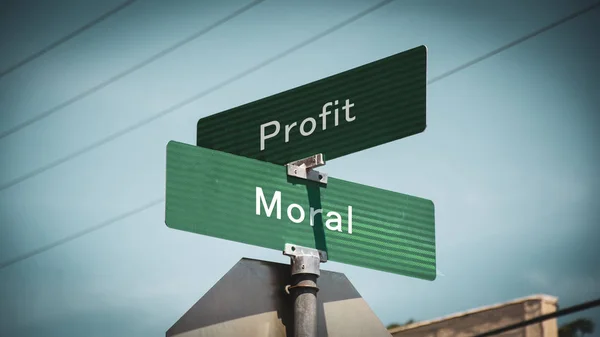 Вуличний знак моралі проти прибутку — стокове фото