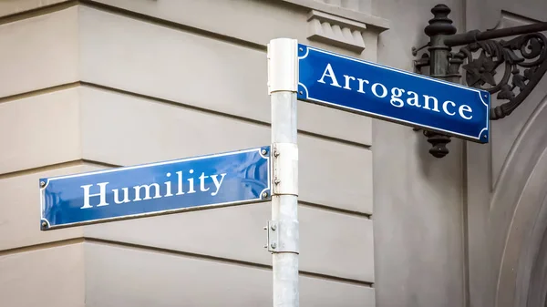 Signe de rue à l'humilité contre l'arrogance — Photo