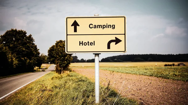 Straßenschild zu camping versus hotel — Stockfoto