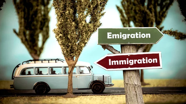 Street Sign Emigración versus Inmigración —  Fotos de Stock