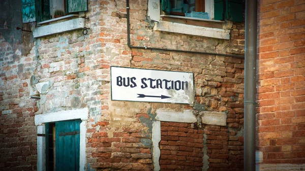 Señal de calle a la estación de autobuses — Foto de Stock