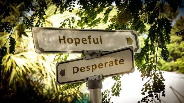 Уличный знак "Надежда против отчаяния" — стоковое фото