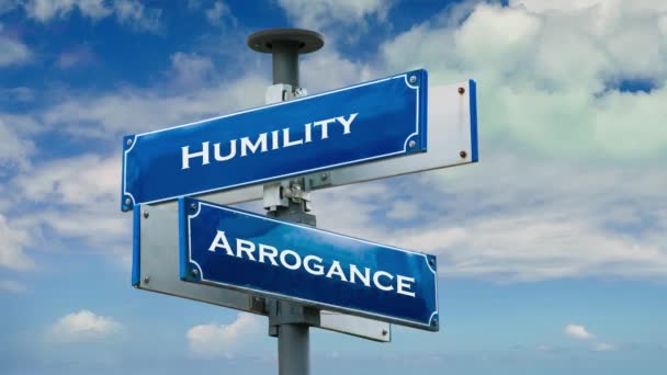 謙虚さと傲慢さへのストリートサイン — ストック動画