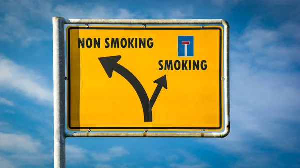 Уличный знак "Курение против некурящих" — стоковое фото