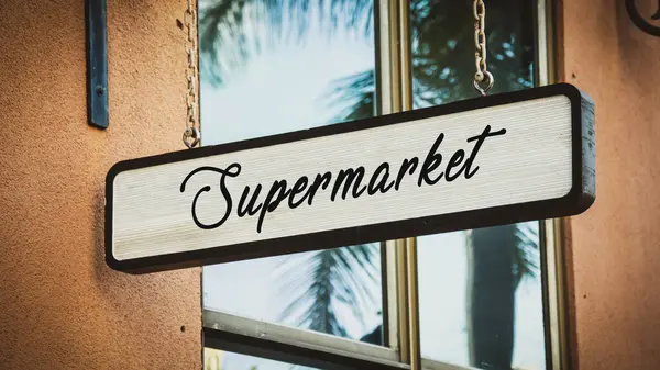 Ulica znak do supermarketu — Zdjęcie stockowe