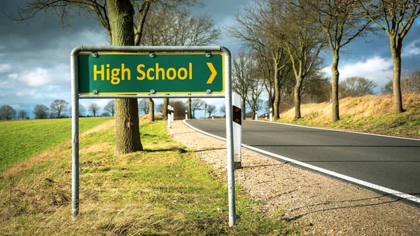 通りは高校への方向への道を示す — ストック写真