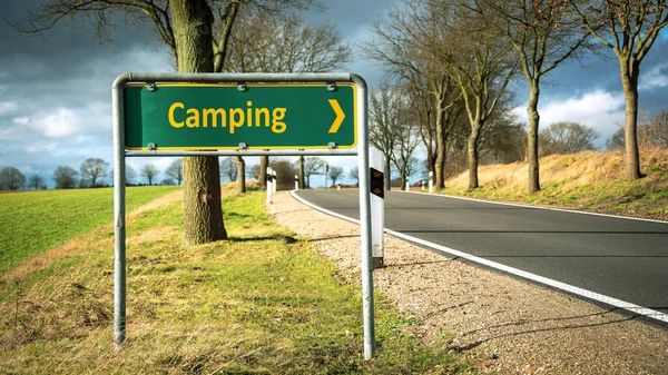 キャンプへの道を示すストリートサイン — ストック写真