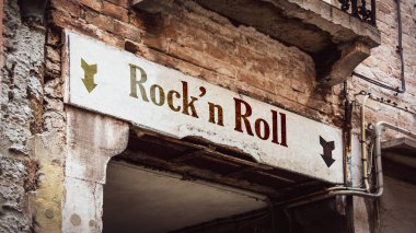 Rockn Roll'a Yön Yolu Sokak İşareti