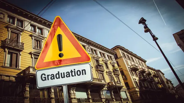 卒業への道を示すストリートサイン — ストック写真