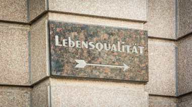 Almanca yaşam kalitesi yönünde işaret direkleriyle bir resim