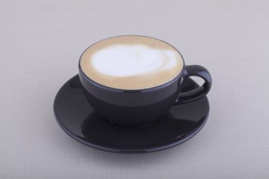 Fincan kapuçino Tekstil zemin üzerine köpük ile
