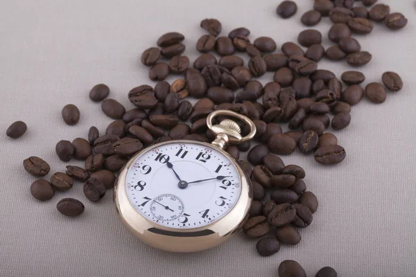 Relógio Bolso Velho Grãos Café Fundo Têxtil — Fotografia de Stock