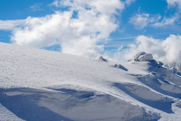 Mountain snöiga idyll. — Stockfoto