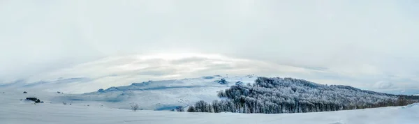 Πανοραμική θέα στα βουνά της χιόνι — Φωτογραφία Αρχείου