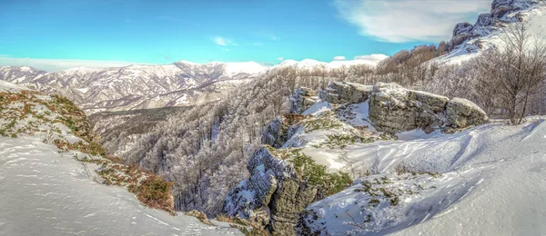 雪に覆われた山の田園風景. — ストック写真
