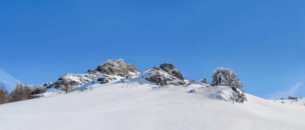 雪の山々 のパノラマ ビュー — ストック写真