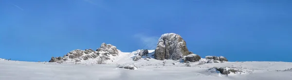 Панорамный вид на снежные горы — стоковое фото