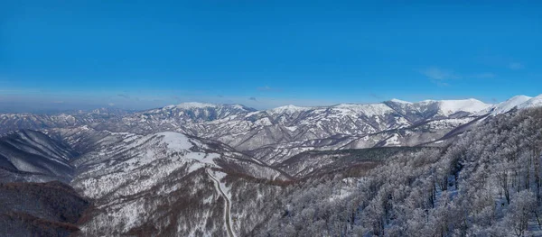Панорамный вид на снежные горы — стоковое фото