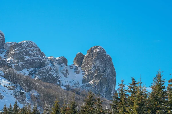 Montagna innevata . — Foto Stock