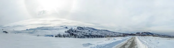 Панорамный вид на снежные горы — стоковое фото