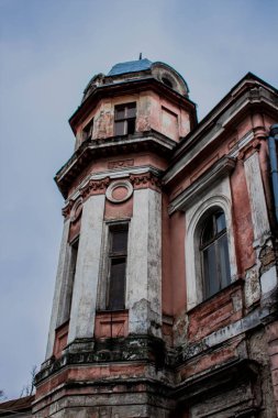 çok büyük terkedilmiş kilise 