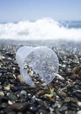 Sahilde plastik çöp bardağı
