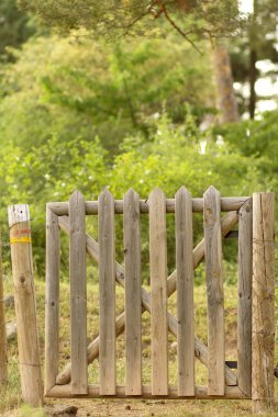 Kırsal kesimde ahşap çitler kapalı..