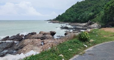 deniz dalgaları ve kayalar.