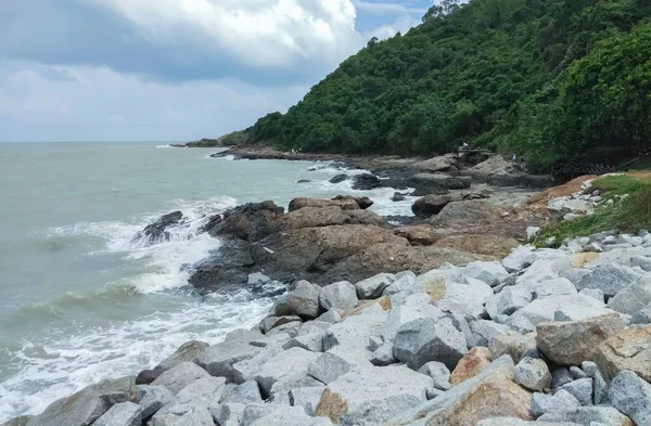 海浪和岩石 — 图库照片