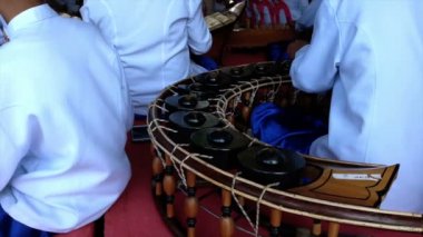 Müzisyenler yerel aletleri oynamak.