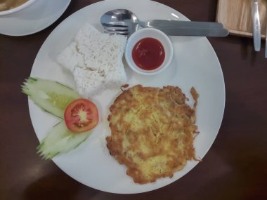 Omlet ve pirinç plaka üzerinde