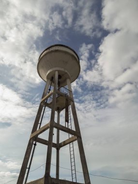 Mavi gökyüzü ile su kulesi