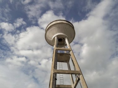 Mavi gökyüzü ile su kulesi