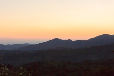 Sabah dağ Güneş doğar.