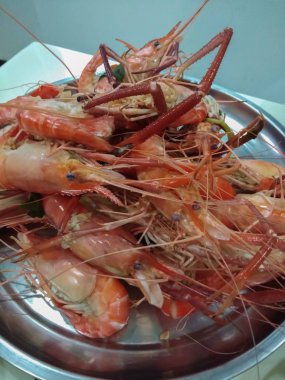 Bir tabak içinde pişmiş karides