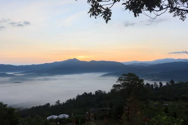 Nuages Brouillard Couverts Sommet Montagne — Photo