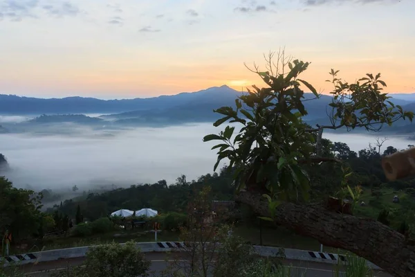 Nuages Brouillard Couverts Sommet Montagne — Photo