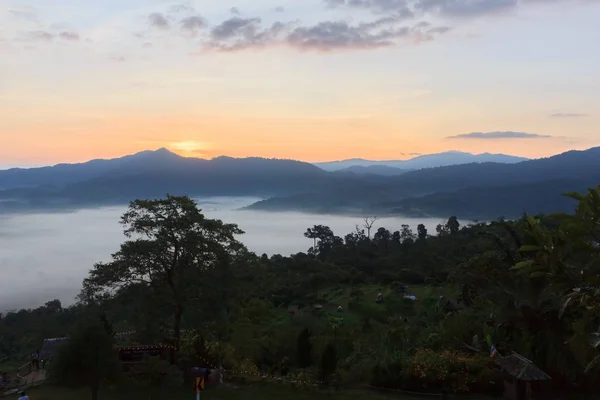 Awan Dan Kabut Menyelimuti Puncak Gunung — Stok Foto