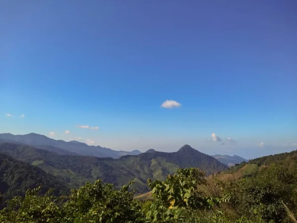 美丽的山脉和蔚蓝的天空 — 图库照片