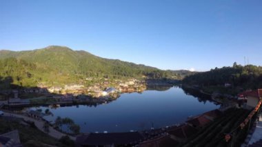 Buhar sabah göletüzerinde yüzer.