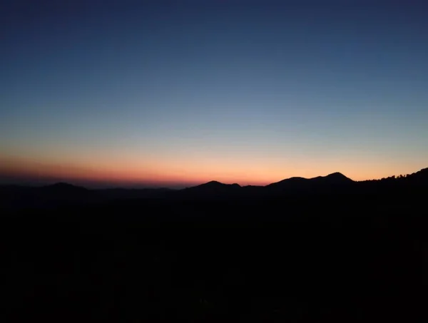 Ανατέλλει Ήλιος Πίσω Από Βουνό Πρωί — Φωτογραφία Αρχείου